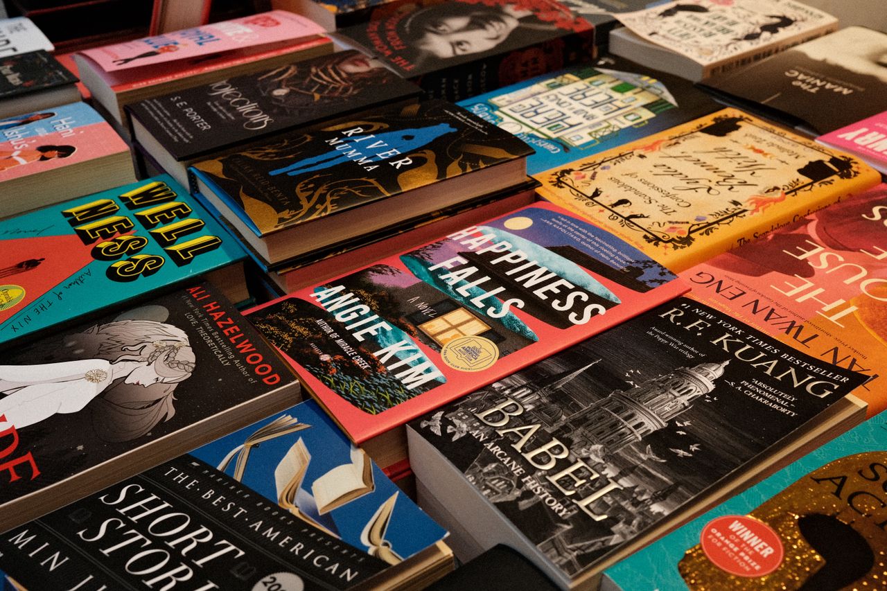 about-02 Diverse collection of bestsellers displayed at a New York bookstore, featuring colorful covers and popular titles.
